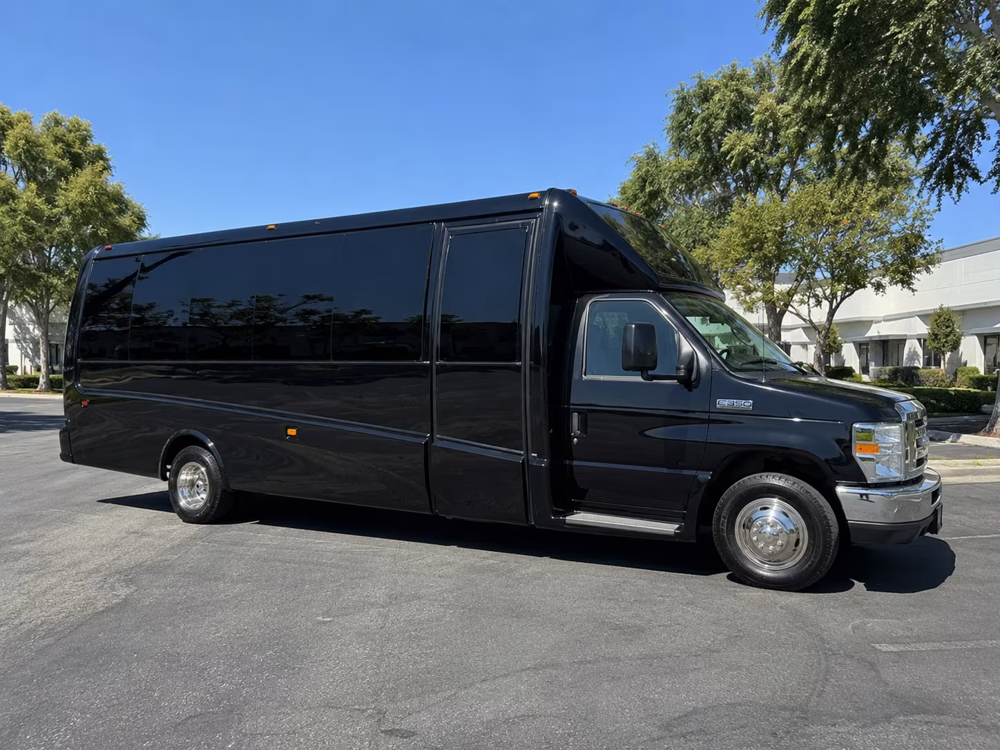 Cincinnati Winery Tour & Pub Crawl Transportation party bus exterior