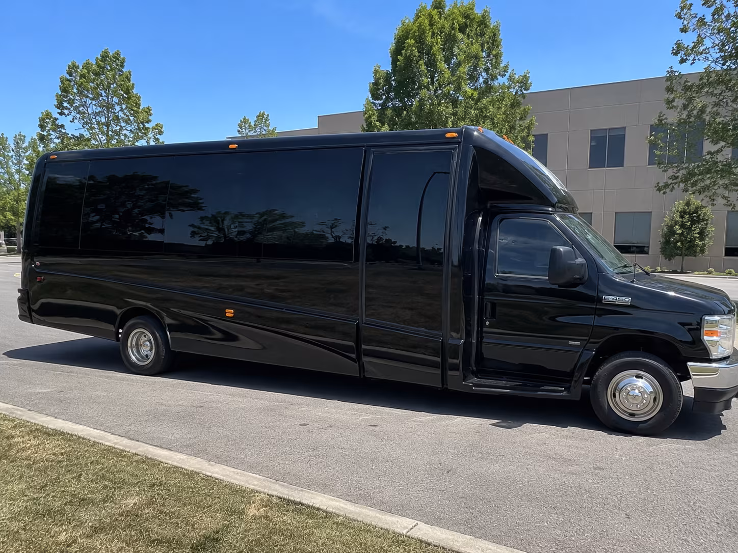 Middletown Winery Tour & Pub Crawl Transportation